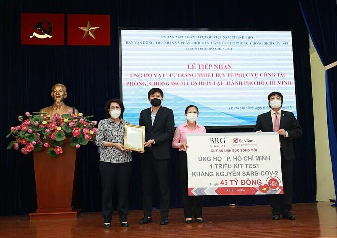 Đại diện chính quyền TP HCM (thứ nhất và thứ 3 từ trái qua phải) tiếp nhận ủng hộ từ tập đoàn BRG và SeABank.