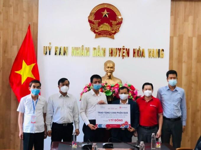 Lương thực và nhu yếu phẩm thiết yếu trị giá 1 tỷ đồng được trao cho người dân huyện Hòa Vang, Đà Nẵng.