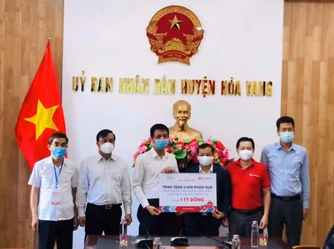 Lương thực và nhu yếu phẩm thiết yếu trị giá 1 tỷ đồng được trao cho người dân huyện Hòa Vang, Đà Nẵng.