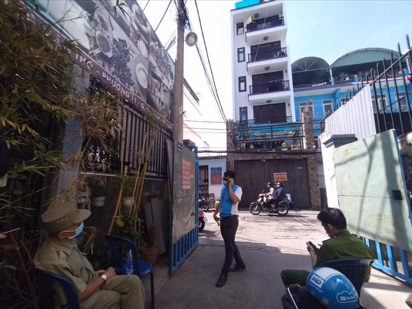 Lực lượng chức năng túc trực tại điểm phong toả phòng trọ hẻm 102 Lê Văn Thọ, phường 9, quận Gò Vấp - Ảnh: Anh Tú.