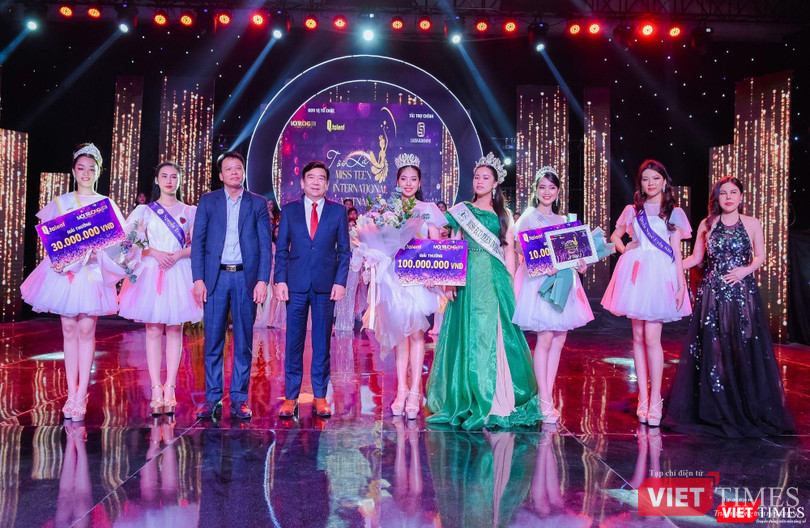 TS. Đồng Xuân Thụ, Tổng biên tập Tạp chí Môi trường và Đô thị VN - Trưởng Ban Tổ chức; ông Nguyễn Trường Sơn - Chủ tịch Hiệp hội QC VN; bà Nguyễn Như Quỳnh - Giám đốc Công ty Q-Talent - Phó Trưởng Ban Tổ chức và đương kim Miss Teen International 2021 Vũ Huyền Diệu chụp ảnh lưu niệm cùng Miss Teen International Việt Nam 2021 Ngô Ngọc Gia Hân