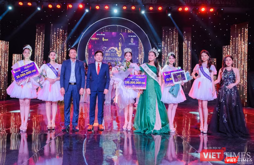 TS. Đồng Xuân Thụ, Tổng biên tập Tạp chí Môi trường và Đô thị VN - Trưởng Ban Tổ chức; ông Nguyễn Trường Sơn - Chủ tịch Hiệp hội QC VN; bà Nguyễn Như Quỳnh - Giám đốc Công ty Q-Talent - Phó Trưởng Ban Tổ chức và đương kim Miss Teen International 2021 Vũ Huyền Diệu chụp ảnh lưu niệm cùng Miss Teen International Việt Nam 2021 Ngô Ngọc Gia Hân