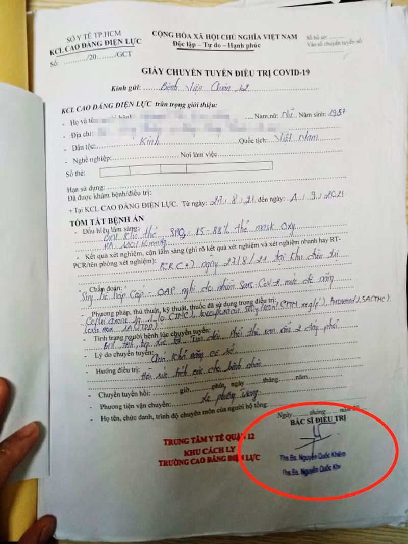 Giấy chuyển tuyến có bút phê và chữ ký của Khiêm. Ảnh: Báo Pháp luật TP.HCM
