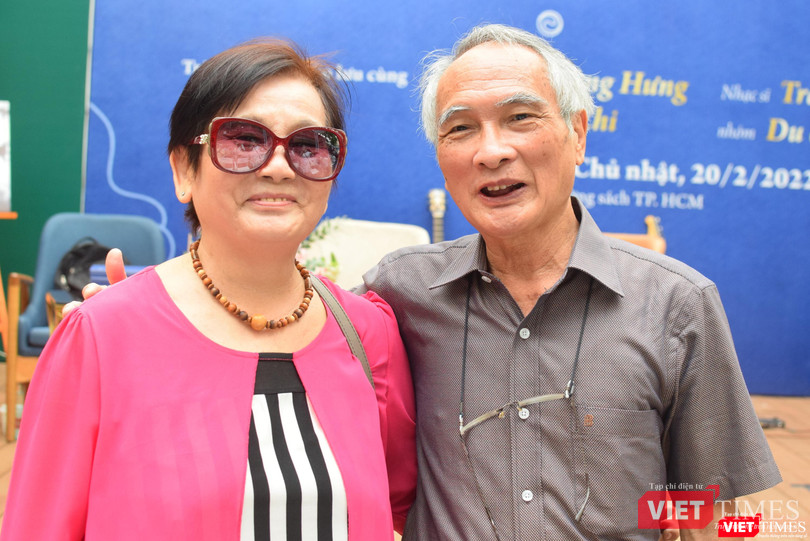 Nhà văn Dạ Ngân và nhà thơ Hoàng Hưng tại buổi giao lưu. Ảnh: Hoà Bình