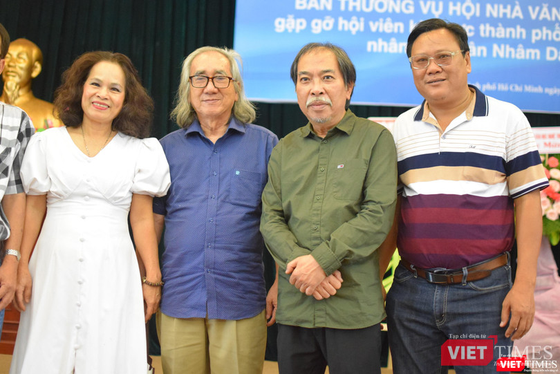 Nhà văn Nguyễn Quang Thiều cùng nhà văn Nhật Chiêu, nhà văn Trầm Hương – Phó Chủ tịch Hội Nhà văn TP.HCM và các nhà văn trên địa bàn TP.HCM tại buổi làm việc sáng 21-2. Ảnh: Hoà Bình