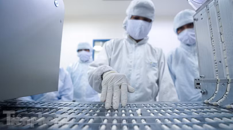 Bên trong nhà máy sản xuất thuốc đặc trị COVID-19 Công ty TNHH Liên doanh Stellapharm - Ảnh: Tiền Phong