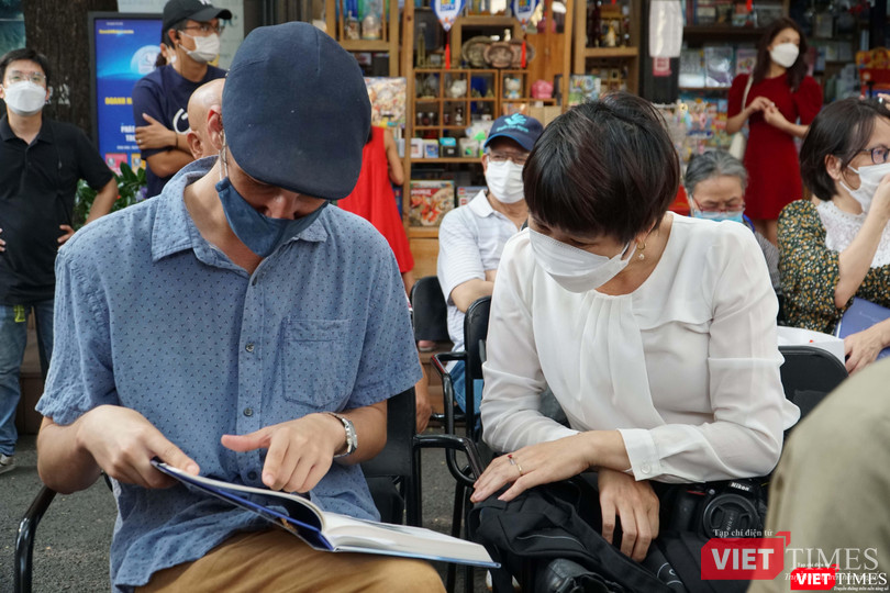 Nhà thơ người Mỹ Paul Christiansen rất quan tâm đón đọc cuốn sách của thi sĩ Hoàng Cầm ngay tại buổi giới thiệu trên Đường sách TP.HCM