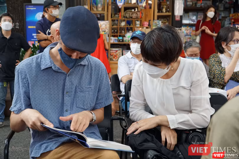 Nhà thơ người Mỹ Paul Christiansen rất quan tâm đón đọc cuốn sách của thi sĩ Hoàng Cầm ngay tại buổi giới thiệu trên Đường sách TP.HCM Nhà thơ người Mỹ Paul Christiansen rất quan tâm đón đọc cuốn sách của thi sĩ Hoàng Cầm ngay tại buổi giới thiệu trên Đường sách TP.HCM