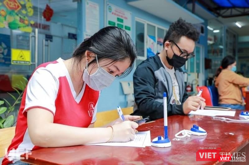 Sinh viên đăng ký tiêm vaccine COVID-19 tại trường