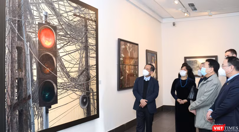 Đại biểu tham quan không gian trưng bày mỹ thuật đương đại