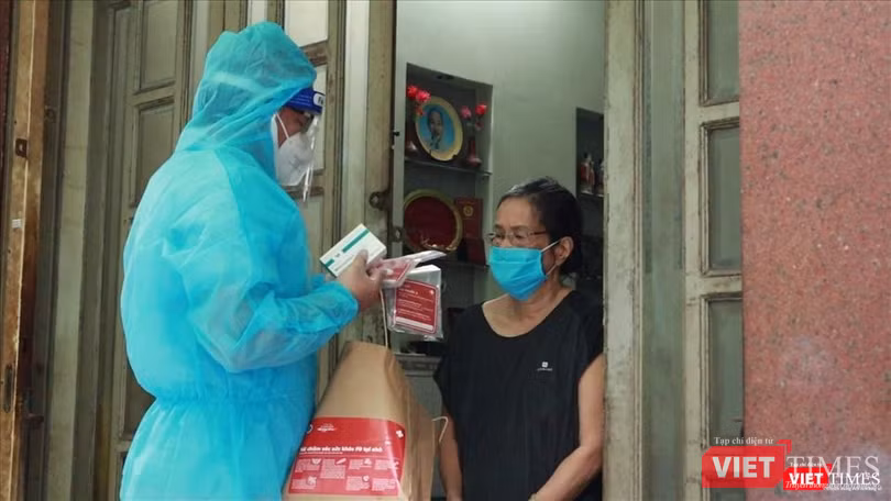 Phát thuốc điều trị COVID-19 cho F0 cách ly tại nhà. Ảnh: HCDC