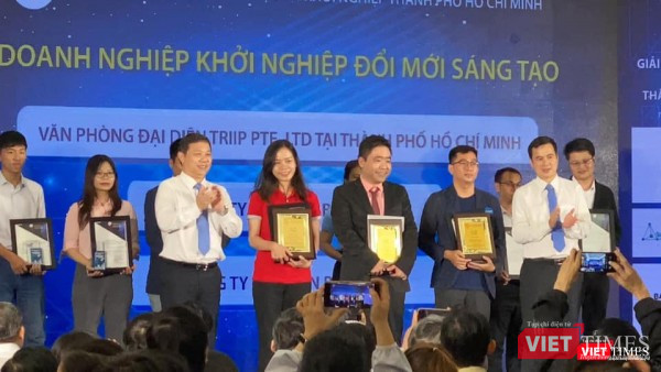 Thứ trưởng Bộ KHCN Bùi Thế Duy (bìa trái) và Phó Chủ tịch UBND TP.HCM Dương Anh Đức trao giải cho Nhóm 1 - Doanh nghiệp Khởi nghiệp Đổi mới sáng tạo (Ảnh: SKHCN) Thứ trưởng Bộ KHCN Bùi Thế Duy (bìa trái) và Phó Chủ tịch UBND TP.HCM Dương Anh Đức trao giải cho Nhóm 1 - Doanh nghiệp Khởi nghiệp Đổi mới sáng tạo (Ảnh: SKHCN)