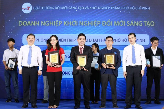 Trao thưởng cho các doanh nghiệp khởi nghiệp và đổi mới sáng tạo (Ảnh: SKHCN) 