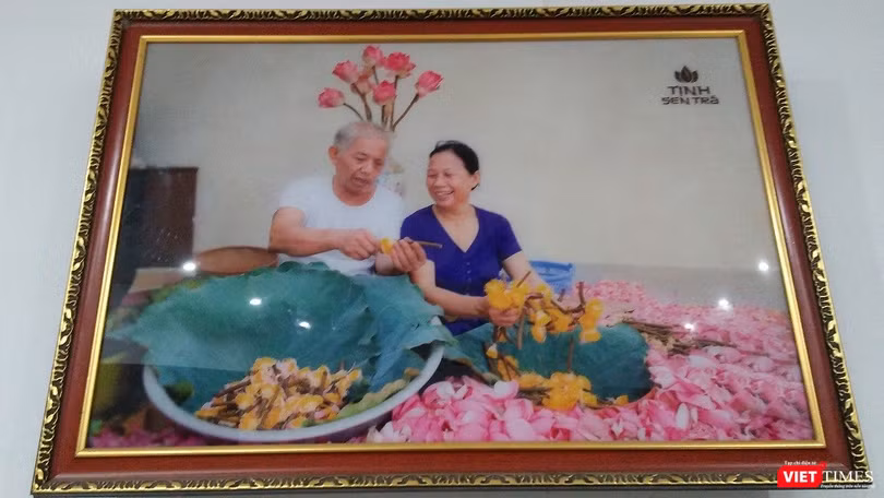 Vợ chồng nghệ nhân Ngô Văn Xiêm trong một bức ảnh đặt tại phòng khách.
