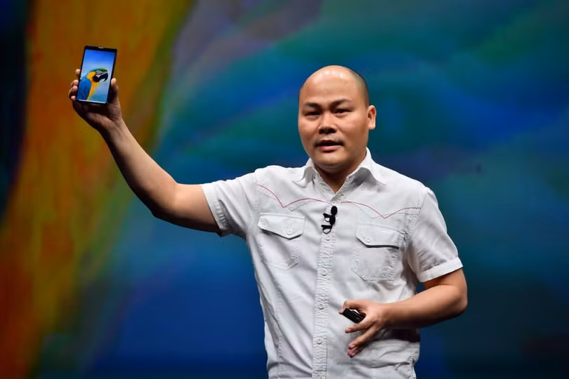 CEO Bkav Nguyễn Tử Quảng cầm trên tay chiếc điện thoại Bphone (Nguồn: Internet) CEO Bkav Nguyễn Tử Quảng cầm trên tay chiếc điện thoại Bphone (Nguồn: Internet)