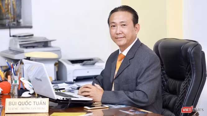 Luật sư Bùi Quốc Tuấn (Đoàn Luật sư TP.HCM) trao đổi về trách nhiệm của DN khi có nhiều khách hàng ngộ độc (Ảnh: HB) 