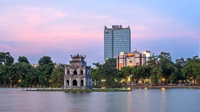 Có thể nhìn thấy toà BIDV Tower từ phố đi bộ
