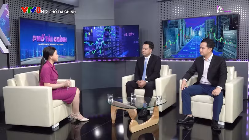 Các chuyên gia chia sẻ tại buổi Talk show Phố Tài chính tối ngày 13/6