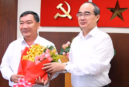 Bí thư Thành ủy Nguyễn Thiện Nhân chúc mừng ông Trần Văn Thuận được chỉ định giữ chức Bí thư quận ủy quận 2. Ảnh: Trung Sơn