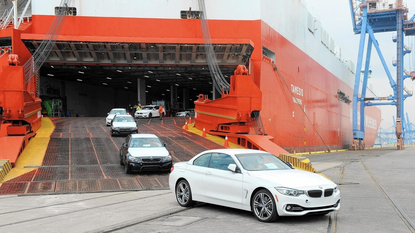 xe nhập khẩu ở cảng.jpg