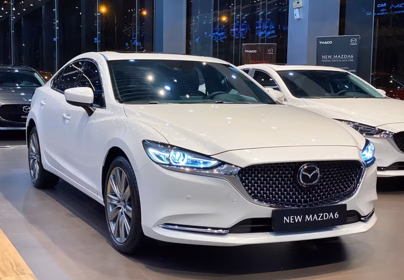 Mazda 6 trắng.jpeg