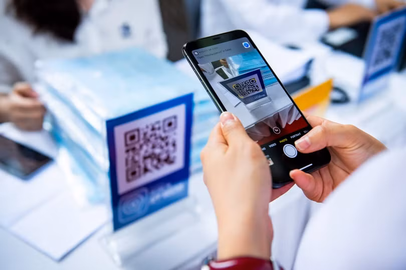 Các cổ đông thực hiện thủ tục check in bằng QR Code đúng kiểu của một công ty công nghệ.