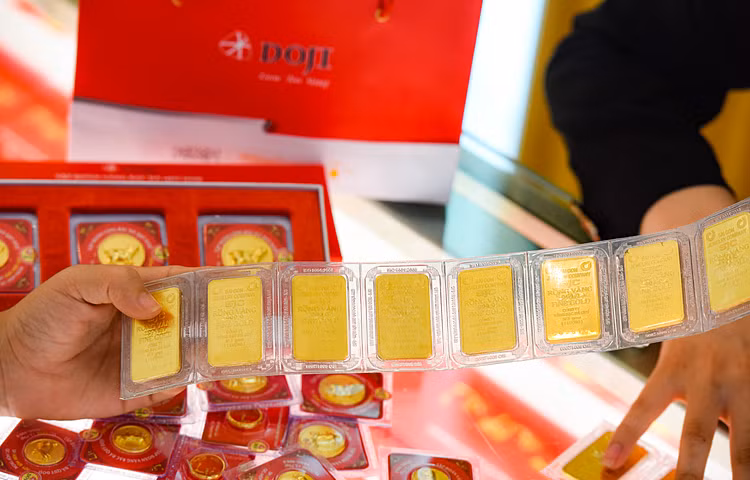 Giá vàng tăng mạnh ảnh 1 Giao dịch vàng miếng tại DOJI. Ảnh: PV.