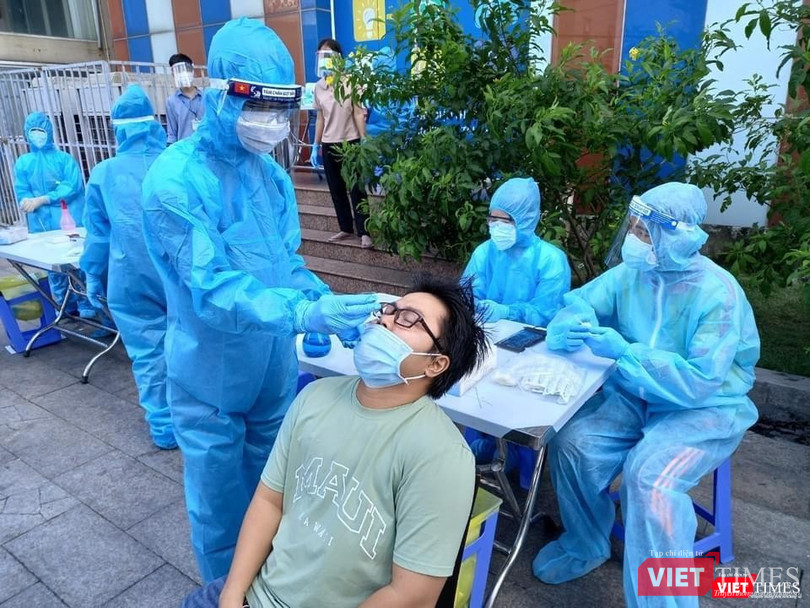 Tình nguyện viên đi từng ngõ hẻm, đến từng chung cư lấy mẫu cho người dân