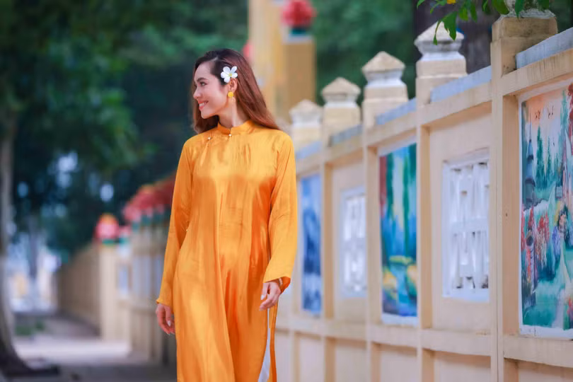 Hoàng My tại Tòa Thánh Tây Ninh