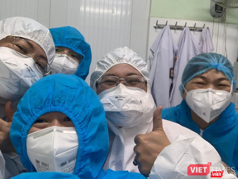 Bác sĩ Hoàng Thị Diễm Tuyết – Giám đốc Bệnh viện Hùng Vương – cùng đồng nghiệp sát cánh chống dịch