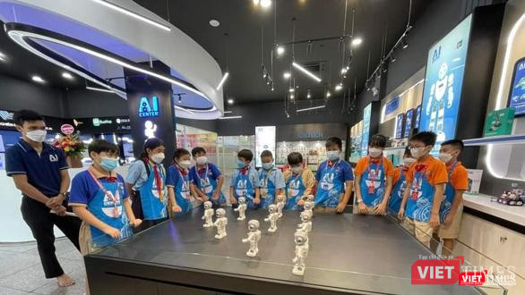 Học sinh các trường phổ thông ở TP Thủ Đức tham quan Trung tâm AI - Khu công nghệ phần mềm, ĐH Quốc gia TP.HCM Học sinh các trường phổ thông ở TP Thủ Đức tham quan Trung tâm AI - Khu công nghệ phần mềm, ĐH Quốc gia TP.HCM