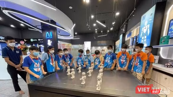 Học sinh các trường phổ thông ở TP Thủ Đức tham quan Trung tâm AI - Khu công nghệ phần mềm, ĐH Quốc gia TP.HCM