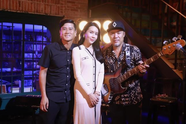 Nữ ca sĩ vẫn giữ nguyên hình ảnh chụp cùng chồng Hồ Hoài Anh trên trang cá nhân