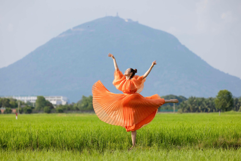 Xa xa là núi Bà Đen. Chụp tại cánh đồng phía trước Chùa Gò Kén