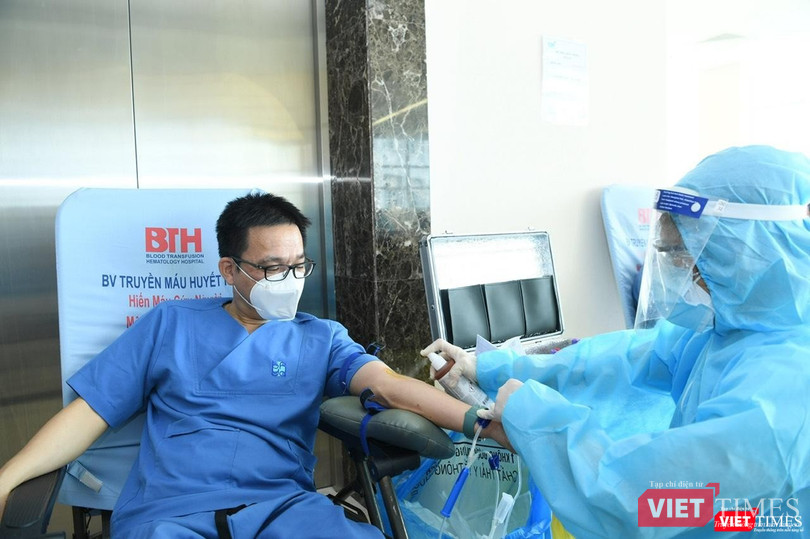 PGS.TS.BS Lê Minh Khôi – Phó Giám đốc Trung tâm Hồi sức COVID-19 Bệnh viện Đại học Y Dược TP.HCM – hiến máu nhân đạo sau thời gian dài chống dịch