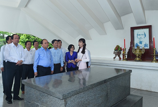 Thủ tướng đã đến dâng hương, viếng Cụ Phó bảng Nguyễn Sinh Sắc - thân sinh Chủ tịch Hồ Chí Minh tại Lăng Cụ Phó bảng ở TP. Cao Lãnh, tỉnh Đồng Tháp.