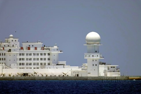 Cận cảnh tòa nhà 9 tầng Trung Quốc xây dựng trái phép trên bãi đá Huy Gơ ảnh 2