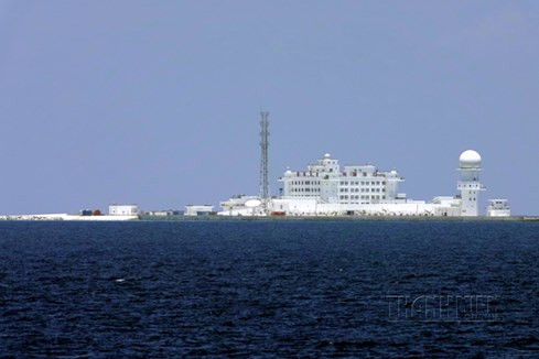 Cận cảnh tòa nhà 9 tầng Trung Quốc xây dựng trái phép trên bãi đá Huy Gơ ảnh 1