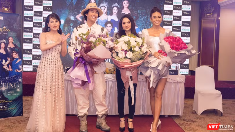 Bà Nguyễn Như Quỳnh đai diện ban tổ chức tặng hoa cho Hoa hậu Hương Giang, NTK Lý Quý Khánh và Á hậu Mâu Thủy.