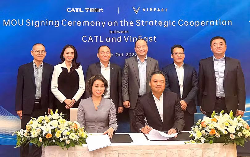Lễ ký kết giữa VinFast và CATL có sự chứng kiến trực tiếp của ông Robin Zeng, Chủ tịch CATL và ông Phạm Nhật Vượng, Chủ tịch Vingroup kiêm Chủ tịch VinFast Lễ ký kết giữa VinFast và CATL có sự chứng kiến trực tiếp của ông Robin Zeng, Chủ tịch CATL và ông Phạm Nhật Vượng, Chủ tịch Vingroup kiêm Chủ tịch VinFast