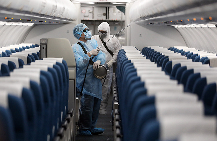 Vietnam Airlines phu khử trùng trên máy bay. Ảnh: Ngọc Thành.