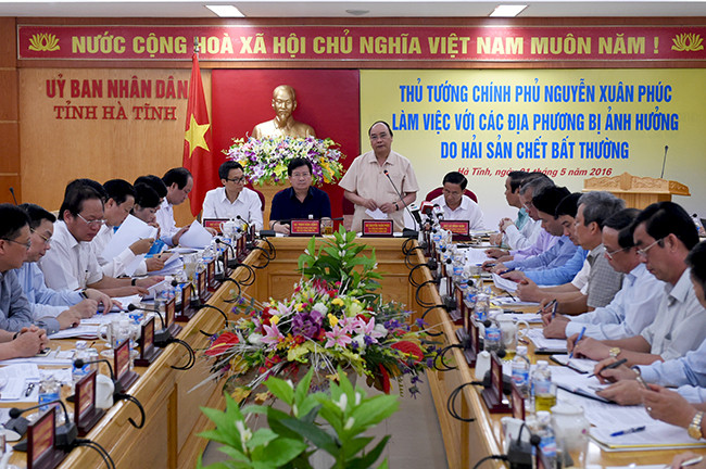 Thủ tướng đề nghị các ngành, địa phương không để sự cố môi trường tương tự xảy ra. Bên cạnh đó, các ngành, địa phương phải bảo đảm đời sống của người dân, không để người dân đói, rơi vào tình cảnh quá khó khăn, bảo đảm cho ngư dân ra khơi đánh bắt bình thường. (Tại Buổi làm việc với các địa phương bị ảnh hưởng do hải sản chết bất thường, Hà Tĩnh 05/2016). Ảnh: VGP/Quang Hiếu Thủ tướng đề nghị các ngành, địa phương không để sự cố môi trường tương tự xảy ra. Bên cạnh đó, các ngành, địa phương phải bảo đảm đời sống của người dân, không để người dân đói, rơi vào tình cảnh quá khó khăn, bảo đảm cho ngư dân ra khơi đánh bắt bình thường. (Tại Buổi làm việc với các địa phương bị ảnh hưởng do hải sản chết bất thường, Hà Tĩnh 05/2016). Ảnh: VGP/Quang Hiếu
