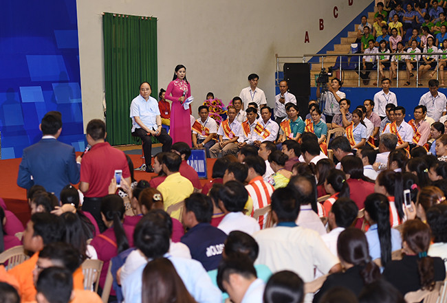 Thủ tướng phát biểu tại cuộc đối thoại với công nhân của 8 địa phương thuộc khu vực kinh tế trọng điểm phía Nam: “Chính phủ, Thủ tướng Chính phủ, các bộ, ban, ngành mong muốn lắng nghe ý kiến của công nhân để từ tiếng nói đó sẽ hoàn thiện các chính sách giúp công nhân có cuộc sống tốt hơn”. Ảnh: VGP/Quang Hiếu Thủ tướng phát biểu tại cuộc đối thoại với công nhân của 8 địa phương thuộc khu vực kinh tế trọng điểm phía Nam: “Chính phủ, Thủ tướng Chính phủ, các bộ, ban, ngành mong muốn lắng nghe ý kiến của công nhân để từ tiếng nói đó sẽ hoàn thiện các chính sách giúp công nhân có cuộc sống tốt hơn”. Ảnh: VGP/Quang Hiếu