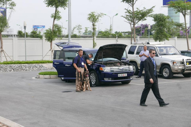 Đoàn xe đón ông Obama đã rời khách sạn đến Sân bay Nội Bài ảnh 15