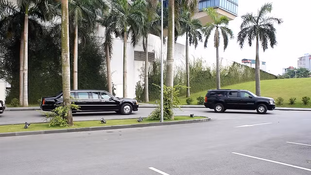 Đoàn xe đón ông Obama đã rời khách sạn đến Sân bay Nội Bài ảnh 7