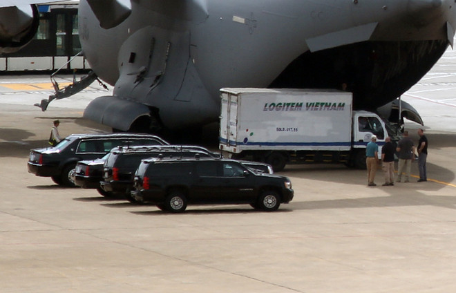 Limousine The Beast của Tổng thống Obama xuống phố Sài Gòn ảnh 3