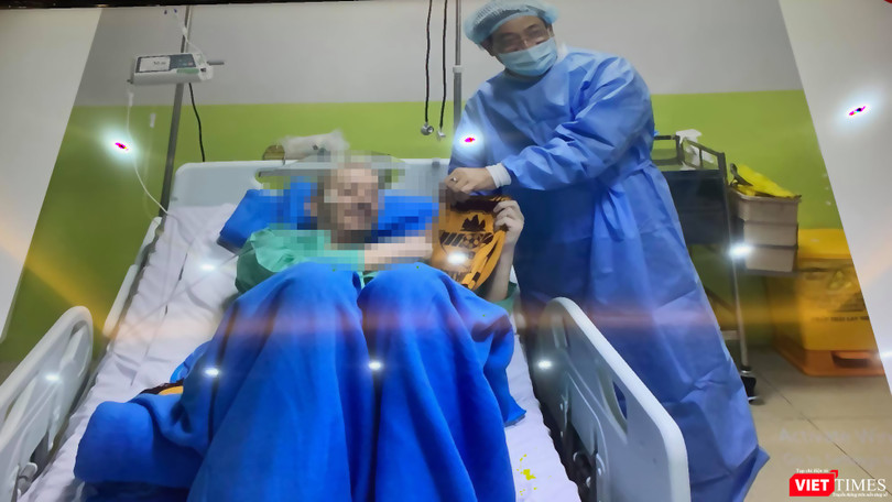 Cục trưởng Cục Quản lý Khám chữa bệnh, PGS.TS Lương Ngọc Khuê vào thăm bệnh nhân 91 (Ảnh: TH) 