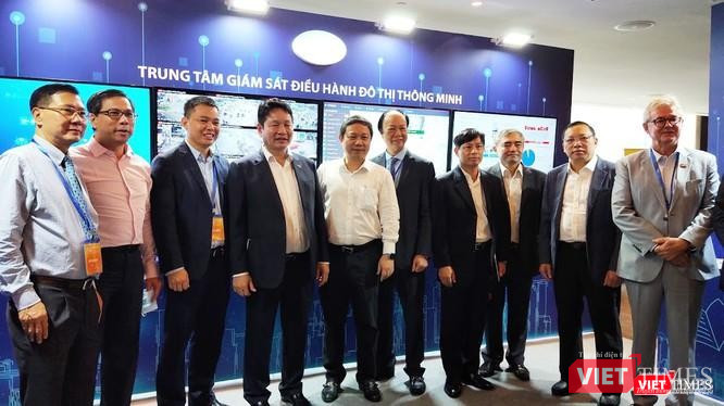 Ông Nguyễn Minh Hồng - Chủ tịch Hội Truyền thông số Việt Nam và các lãnh đạo trong một lần tham quan Trung tâm Điều hành giám sát đô thị thông minh (Ảnh: Hòa Bình) Ông Nguyễn Minh Hồng - Chủ tịch Hội Truyền thông số Việt Nam và các lãnh đạo trong một lần tham quan Trung tâm Điều hành giám sát đô thị thông minh (Ảnh: Hòa Bình)