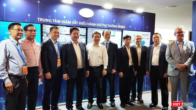 Ông Nguyễn Minh Hồng - Chủ tịch VDCA, nguyên Thứ trưởng Bộ Thông tin và Truyền thông (thứ 3 từ bên phải) cùng các lãnh đạo trong một lần tham quan Trung tâm Điều hành giám sát đô thị thông minh TP.HCM - Ảnh: Hòa Bình