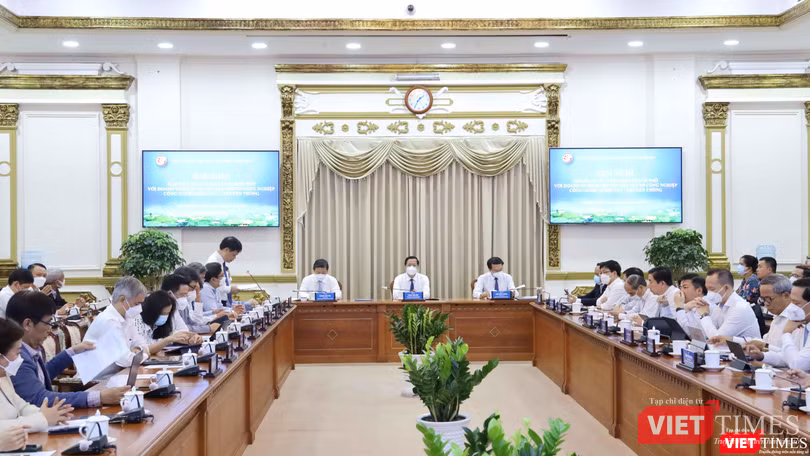 Chủ tịch UBND TP.HCM Phan Văn Mãi đề nghị Sở Thông tin và Truyền thông TP.HCM và Hội Tin học TP.HCM xây dựng diễn đàn số (Ảnh: Linh Nhi)